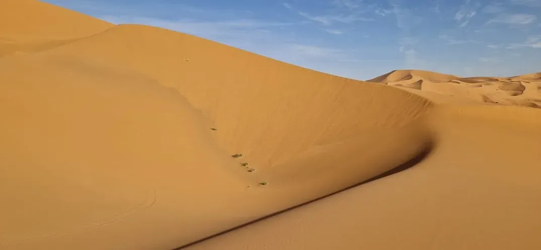 Routes sinueuses dans les montagnes de l’Atlas
