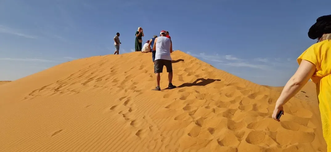Guide avec voyageurs à Aït Ben Haddou