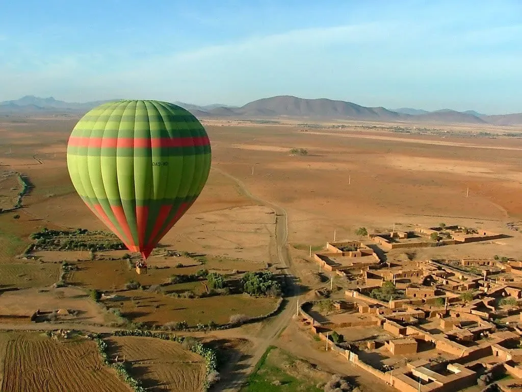 Groupe profitant du petit déjeuner après le vol en montgolfière